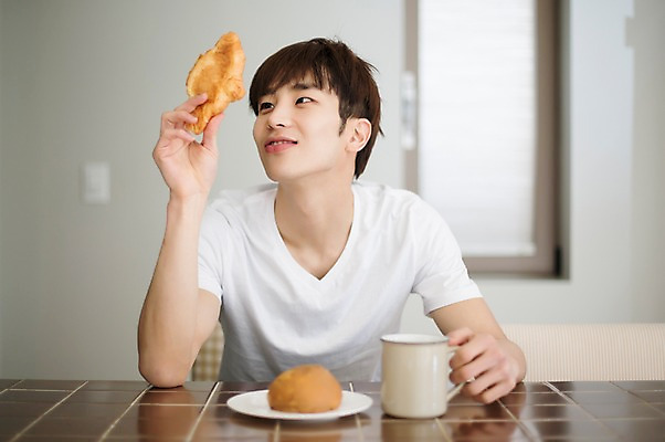 포토 JPG 라이프스타일 접시 남자 커피 음식 빵 맨라이프 모션 식탁 휴식 실내 한명 미소 들기 사람 앉기 동양인 상반신 20대 성인 앞모습 식사 한국인 아침식사 청년만 청년남자만 청년남자한명만 성인남자한명만 혼족 국내포토 1 식기 음료 뷰포인트 컨셉 탁자 표정 인종 청년 내부 생활 싱글라이프 남자만 남자한명만 성인남자만 성인만 파일형식