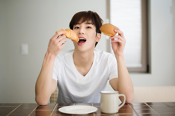 포토 JPG 라이프스타일 접시 남자 커피 빵 맨라이프 모션 식탁 휴식 실내 한명 미소 들기 사람 앉기 동양인 상반신 20대 성인 앞모습 컵 식사 한국인 아침식사 먹기 모닝커피 안식처 청년만 청년남자만 청년남자한명만 성인남자한명만 혼족 국내포토 1 식기 음료 음식 뷰포인트 컨셉 탁자 표정 인종 청년 내부 생활 싱글라이프 남자만 남자한명만 성인남자만 성인만 파일형식