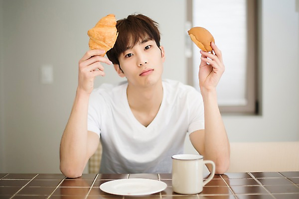 포토 JPG 라이프스타일 접시 남자 커피 빵 맨라이프 모션 식탁 휴식 실내 한명 들기 사람 앉기 동양인 상반신 20대 성인 앞모습 컵 식사 한국인 아침식사 청년만 청년남자만 청년남자한명만 성인남자한명만 혼족 국내포토 1 식기 음료 음식 뷰포인트 컨셉 탁자 인종 청년 내부 생활 싱글라이프 남자만 남자한명만 성인남자만 성인만 파일형식