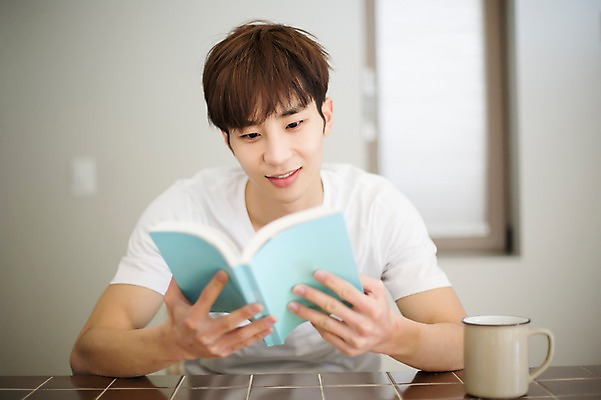 포토 JPG 라이프스타일 남자 커피 맨라이프 모션 식탁 실내 한명 미소 들기 사람 앉기 동양인 상반신 20대 성인 앞모습 책 컵 독서 한국인 읽기 청년만 청년남자만 청년남자한명만 성인남자한명만 국내포토 1 식기 음료 뷰포인트 탁자 표정 인종 청년 내부 생활 남자만 남자한명만 성인남자만 성인만 파일형식