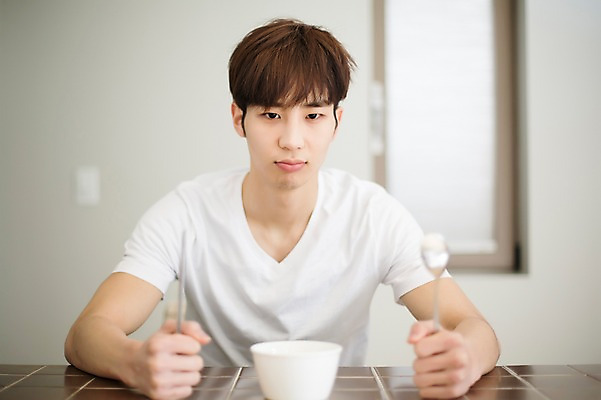 포토 JPG 라이프스타일 남자 맨라이프 젓가락 모션 식탁 아침 실내 한명 들기 사람 앉기 동양인 상반신 20대 성인 앞모습 숟가락 식사 한국인 아침식사 밥그릇 청년만 청년남자만 청년남자한명만 성인남자한명만 혼족 국내포토 주간 1 그릇 뷰포인트 탁자 수저 인종 청년 내부 생활 싱글라이프 남자만 남자한명만 성인남자만 성인만 파일형식