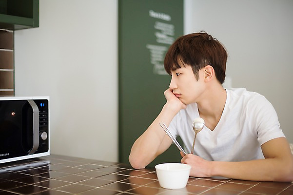 포토 JPG 라이프스타일 남자 맨라이프 모션 식탁 아침 실내 한명 들기 사람 앉기 동양인 상반신 20대 성인 앞모습 숟가락 식사 턱괴기 한국인 기다림 전자레인지 아침식사 밥그릇 청년만 청년남자만 청년남자한명만 성인남자한명만 혼족 국내포토 주간 1 그릇 뷰포인트 탁자 수저 인종 청년 내부 생활 가전제품 레인지 싱글라이프 남자만 남자한명만 성인남자만 성인만 파일형식