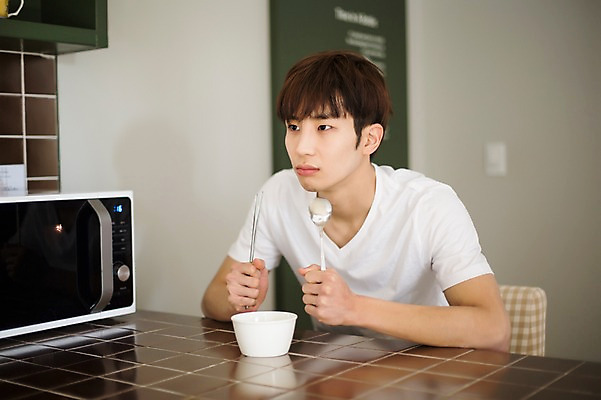 포토 JPG 라이프스타일 남자 맨라이프 젓가락 모션 식탁 아침 실내 한명 들기 사람 앉기 동양인 상반신 20대 성인 앞모습 숟가락 식사 한국인 기다림 전자레인지 아침식사 밥그릇 청년만 청년남자만 청년남자한명만 성인남자한명만 혼족 국내포토 주간 1 그릇 뷰포인트 탁자 수저 인종 청년 내부 생활 가전제품 레인지 싱글라이프 남자만 남자한명만 성인남자만 성인만 파일형식