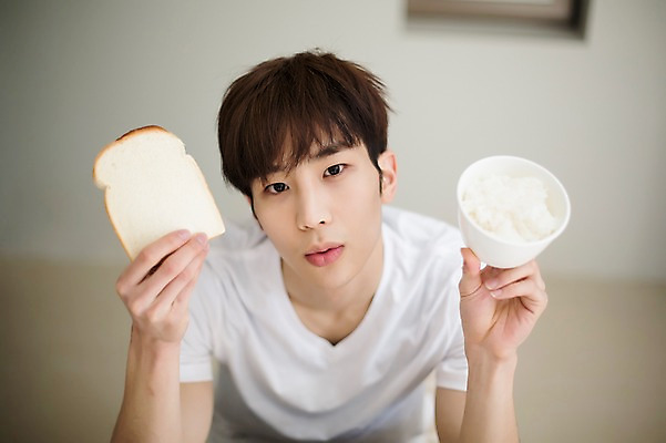 포토 JPG 라이프스타일 남자 빵 맨라이프 모션 밥 아침 실내 한명 들기 사람 앉기 동양인 상반신 20대 성인 앞모습 식사 한국인 아침식사 밥그릇 청년만 청년남자만 청년남자한명만 성인남자한명만 혼족 국내포토 주간 1 그릇 음식 뷰포인트 인종 청년 내부 생활 싱글라이프 남자만 남자한명만 성인남자만 성인만 파일형식