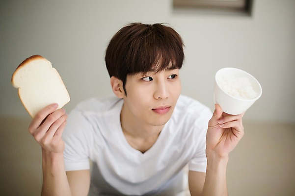 포토 JPG 라이프스타일 남자 빵 맨라이프 모션 밥 아침 실내 한명 들기 사람 앉기 동양인 상반신 20대 성인 앞모습 식사 한국인 아침식사 밥그릇 청년만 청년남자만 청년남자한명만 성인남자한명만 혼족 국내포토 주간 1 그릇 음식 뷰포인트 인종 청년 내부 생활 싱글라이프 남자만 남자한명만 성인남자만 성인만 파일형식