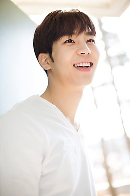 포토 JPG 라이프스타일 남자 맨라이프 모션 출입구 실내 한명 서기 미소 사람 동양인 상반신 20대 성인 옆모습 한국인 외출 청년만 청년남자만 청년남자한명만 성인남자한명만 국내포토 1 뷰포인트 표정 인종 청년 내부 생활 남자만 남자한명만 성인남자만 성인만 파일형식