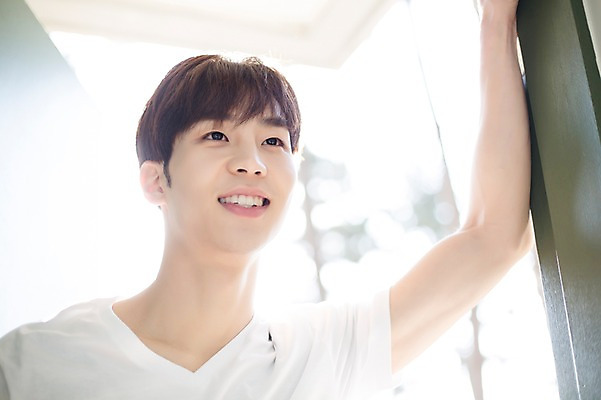 포토 JPG 라이프스타일 남자 맨라이프 모션 출입구 실내 한명 서기 미소 사람 동양인 손짓 상반신 20대 성인 앞모습 손들기 한국인 외출 청년만 청년남자만 청년남자한명만 성인남자한명만 국내포토 1 뷰포인트 표정 인종 청년 내부 생활 남자만 남자한명만 성인남자만 성인만 파일형식