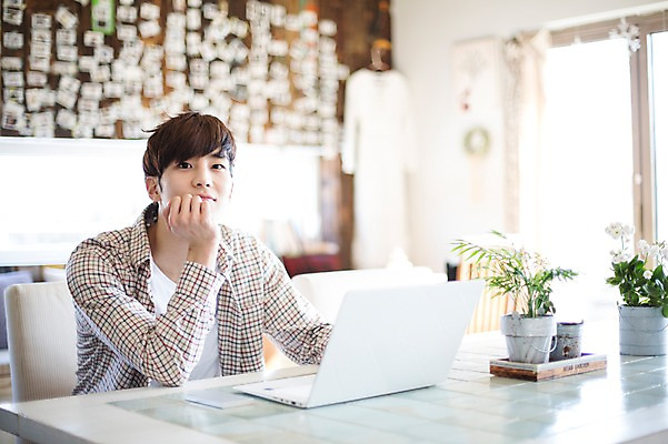 포토 JPG 라이프스타일 남자 화분 맨라이프 모션 식탁 휴식 실내 한명 미소 사람 앉기 동양인 상반신 20대 성인 앞모습 노트북 턱괴기 한국인 웹서핑 안식처 청년만 청년남자만 청년남자한명만 성인남자한명만 국내포토 1 뷰포인트 컨셉 탁자 표정 인종 청년 내부 생활 전자제품 남자만 남자한명만 성인남자만 성인만 파일형식