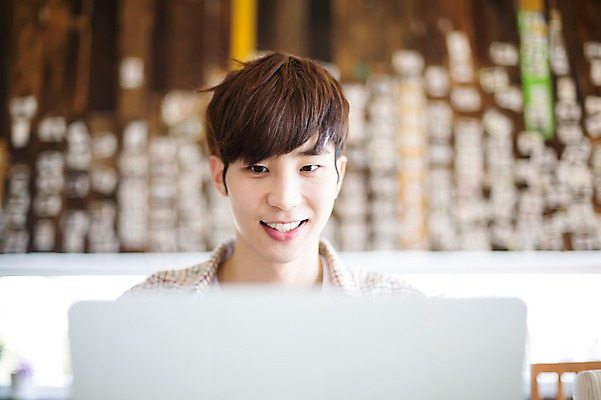 포토 JPG 라이프스타일 남자 맨라이프 모션 휴식 실내 한명 미소 사람 앉기 동양인 상반신 20대 성인 앞모습 노트북 한국인 웹서핑 청년만 청년남자만 청년남자한명만 성인남자한명만 국내포토 1 뷰포인트 컨셉 표정 인종 청년 내부 생활 전자제품 남자만 남자한명만 성인남자만 성인만 파일형식