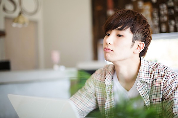 포토 JPG 라이프스타일 남자 맨라이프 모션 휴식 실내 한명 사람 앉기 동양인 상반신 20대 성인 앞모습 노트북 한국인 웹서핑 청년만 청년남자만 청년남자한명만 성인남자한명만 국내포토 1 뷰포인트 컨셉 인종 청년 내부 생활 전자제품 남자만 남자한명만 성인남자만 성인만 파일형식