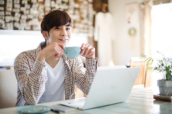 포토 JPG 라이프스타일 남자 커피 맨라이프 모션 식탁 휴식 실내 한명 미소 들기 사람 앉기 동양인 상반신 20대 성인 앞모습 컵 노트북 한국인 청년만 청년남자만 청년남자한명만 성인남자한명만 국내포토 1 식기 음료 뷰포인트 컨셉 탁자 표정 인종 청년 내부 생활 전자제품 남자만 남자한명만 성인남자만 성인만 파일형식