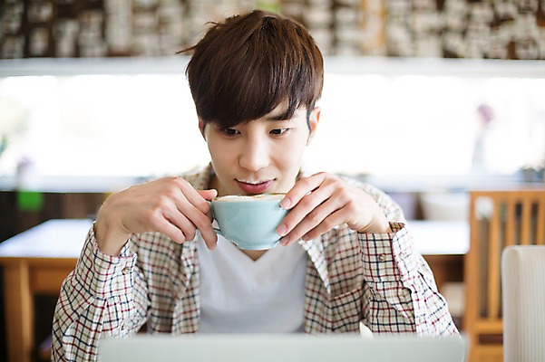 포토 JPG 라이프스타일 남자 커피 맨라이프 모션 휴식 실내 한명 미소 들기 사람 앉기 동양인 상반신 20대 성인 앞모습 컵 노트북 한국인 마시기 웹서핑 청년만 청년남자만 청년남자한명만 성인남자한명만 국내포토 1 식기 음료 뷰포인트 컨셉 표정 인종 청년 내부 생활 전자제품 남자만 남자한명만 성인남자만 성인만 파일형식
