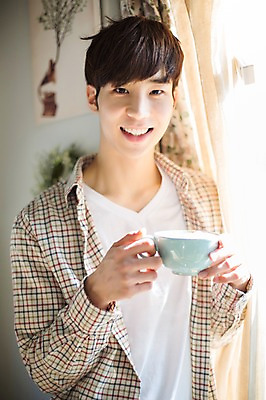 포토 JPG 라이프스타일 남자 커피 맨라이프 모션 휴식 실내 한명 서기 미소 들기 사람 동양인 상반신 20대 성인 앞모습 컵 한국인 창가 청년만 청년남자만 청년남자한명만 성인남자한명만 국내포토 1 식기 음료 뷰포인트 컨셉 창문 표정 인종 청년 내부 생활 남자만 남자한명만 성인남자만 성인만 파일형식