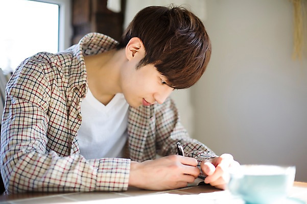 포토 JPG 라이프스타일 남자 맨라이프 모션 탁자 실내 한명 들기 사람 앉기 동양인 상반신 20대 성인 앞모습 컵 펜 한국인 기록 청년만 청년남자만 청년남자한명만 성인남자한명만 국내포토 1 식기 뷰포인트 가구 인종 청년 내부 생활 필기구 남자만 남자한명만 성인남자만 성인만 파일형식