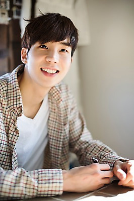 포토 JPG 라이프스타일 남자 맨라이프 모션 탁자 실내 한명 미소 들기 사람 앉기 동양인 상반신 20대 성인 앞모습 펜 한국인 기록 청년만 청년남자만 청년남자한명만 성인남자한명만 국내포토 1 뷰포인트 가구 표정 인종 청년 내부 생활 필기구 남자만 남자한명만 성인남자만 성인만 파일형식