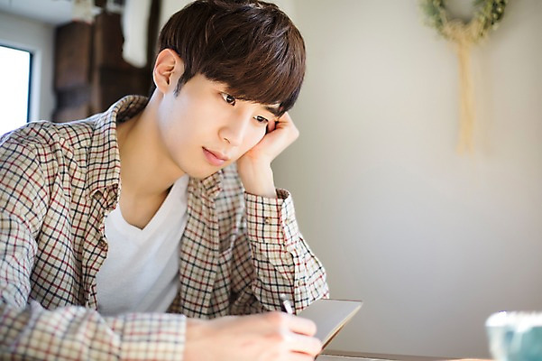 포토 JPG 라이프스타일 남자 맨라이프 모션 탁자 실내 한명 들기 사람 앉기 동양인 손짓 상반신 20대 성인 앞모습 펜 턱괴기 한국인 기록 고민 청년만 청년남자만 청년남자한명만 성인남자한명만 국내포토 1 감정 뷰포인트 가구 인종 청년 내부 생활 필기구 남자만 남자한명만 성인남자만 성인만 파일형식