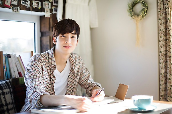 포토 JPG 라이프스타일 남자 맨라이프 모션 탁자 실내 한명 미소 들기 사람 앉기 동양인 상반신 20대 성인 앞모습 펜 한국인 기록 청년만 청년남자만 청년남자한명만 성인남자한명만 국내포토 1 뷰포인트 가구 표정 인종 청년 내부 생활 필기구 남자만 남자한명만 성인남자만 성인만 파일형식