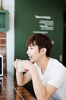 포토 JPG 라이프스타일 남자 커피 맨라이프 모션 식탁 아침 휴식 실내 한명 미소 들기 사람 앉기 동양인 상반신 20대 성인 옆모습 컵 식사 한국인 아침식사 모닝커피 청년만 청년남자만 청년남자한명만 성인남자한명만 혼족 국내포토 주간 1 식기 음료 뷰포인트 컨셉 탁자 표정 인종 청년 내부 생활 싱글라이프 남자만 남자한명만 성인남자만 성인만 파일형식