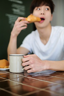 포토 JPG 라이프스타일 응시 남자 커피 빵 맨라이프 모션 식탁 휴식 실내 한명 들기 사람 앉기 동양인 상반신 20대 성인 앞모습 아웃포커스 컵 식사 한국인 아침식사 먹기 모닝커피 청년만 청년남자만 청년남자한명만 성인남자한명만 혼족 국내포토 1 식기 시선 음료 음식 뷰포인트 컨셉 탁자 촬영기법 인종 청년 내부 생활 싱글라이프 남자만 남자한명만 성인남자만 성인만 파일형식