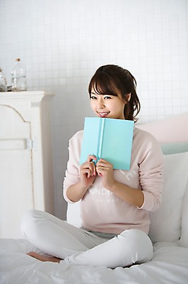 포토 JPG 전신 우먼라이프 라이프스타일 여자 모션 휴식 실내 한명 미소 들기 사람 앉기 동양인 20대 성인 앞모습 책 독서 침실 한국인 침대 청년만 청년여자만 청년여자한명만 성인여자한명만 국내포토 1 뷰포인트 가구 컨셉 표정 인종 청년 내부 생활 여자만 여자한명만 성인여자만 성인만 파일형식