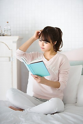 포토 JPG 전신 우먼라이프 라이프스타일 여자 모션 휴식 실내 한명 들기 사람 앉기 동양인 손짓 20대 성인 앞모습 책 독서 침실 한국인 침대 읽기 청년만 청년여자만 청년여자한명만 성인여자한명만 국내포토 1 뷰포인트 가구 컨셉 인종 청년 내부 생활 여자만 여자한명만 성인여자만 성인만 파일형식