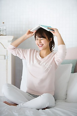 포토 JPG 전신 우먼라이프 라이프스타일 여자 장난 모션 휴식 실내 한명 미소 들기 사람 앉기 동양인 20대 성인 앞모습 책 침실 한국인 침대 올리기 청년만 청년여자만 청년여자한명만 성인여자한명만 국내포토 1 뷰포인트 가구 컨셉 표정 인종 청년 내부 생활 여자만 여자한명만 성인여자만 성인만 파일형식