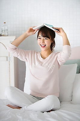 포토 JPG 전신 우먼라이프 라이프스타일 여자 장난 모션 실내 한명 미소 들기 사람 앉기 동양인 20대 성인 앞모습 책 침실 한국인 침대 청년만 청년여자만 청년여자한명만 성인여자한명만 국내포토 1 뷰포인트 가구 표정 인종 청년 내부 생활 여자만 여자한명만 성인여자만 성인만 파일형식