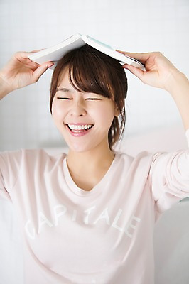 포토 JPG 우먼라이프 라이프스타일 여자 장난 모션 휴식 실내 한명 미소 들기 사람 앉기 동양인 상반신 20대 성인 앞모습 책 한국인 청년만 청년여자만 청년여자한명만 성인여자한명만 국내포토 1 뷰포인트 컨셉 표정 인종 청년 내부 생활 여자만 여자한명만 성인여자만 성인만 파일형식