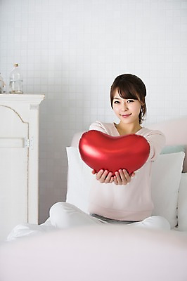 포토 JPG 우먼라이프 라이프스타일 여자 모션 휴식 실내 한명 미소 들기 사람 앉기 동양인 상반신 20대 성인 앞모습 침실 한국인 하트 침대 청년만 청년여자만 청년여자한명만 성인여자한명만 국내포토 모양 1 뷰포인트 가구 컨셉 표정 인종 청년 내부 생활 여자만 여자한명만 성인여자만 성인만 파일형식