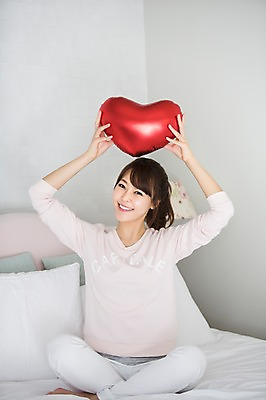 포토 JPG 전신 우먼라이프 라이프스타일 여자 모션 휴식 실내 한명 미소 들기 사람 앉기 동양인 20대 성인 앞모습 침실 한국인 하트 침대 머리위 올리기 청년만 청년여자만 청년여자한명만 성인여자한명만 국내포토 모양 1 뷰포인트 가구 컨셉 표정 인종 청년 내부 생활 여자만 여자한명만 성인여자만 성인만 파일형식