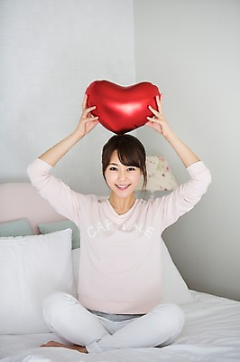 포토 JPG 전신 우먼라이프 라이프스타일 여자 모션 휴식 실내 한명 미소 들기 사람 앉기 동양인 20대 성인 앞모습 침실 한국인 하트 침대 머리위 올리기 청년만 청년여자만 청년여자한명만 성인여자한명만 국내포토 모양 1 뷰포인트 가구 컨셉 표정 인종 청년 내부 생활 여자만 여자한명만 성인여자만 성인만 파일형식