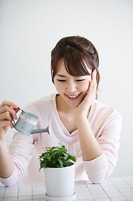 포토 JPG 식물 우먼라이프 라이프스타일 여자 화분 모션 탁자 휴식 실내 한명 미소 들기 사람 앉기 동양인 상반신 20대 성인 앞모습 턱괴기 물뿌리개 한국인 청년만 청년여자만 청년여자한명만 성인여자한명만 국내포토 1 뷰포인트 가구 컨셉 표정 인종 청년 내부 생활 여자만 여자한명만 성인여자만 성인만 파일형식