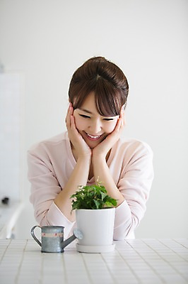 포토 JPG 식물 우먼라이프 라이프스타일 여자 화분 모션 탁자 휴식 실내 한명 미소 사람 앉기 동양인 상반신 20대 성인 앞모습 턱괴기 물뿌리개 한국인 청년만 청년여자만 청년여자한명만 성인여자한명만 국내포토 1 뷰포인트 가구 컨셉 표정 인종 청년 내부 생활 여자만 여자한명만 성인여자만 성인만 파일형식