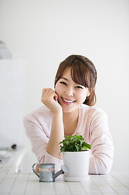 포토 JPG 식물 우먼라이프 라이프스타일 여자 화분 모션 탁자 휴식 실내 한명 미소 사람 앉기 동양인 상반신 20대 성인 앞모습 턱괴기 물뿌리개 한국인 청년만 청년여자만 청년여자한명만 성인여자한명만 국내포토 1 뷰포인트 가구 컨셉 표정 인종 청년 내부 생활 여자만 여자한명만 성인여자만 성인만 파일형식