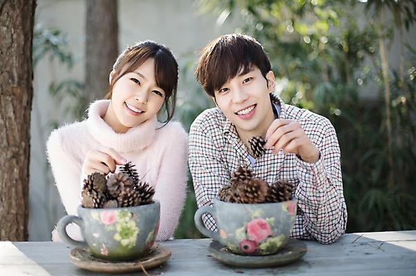 포토 JPG 주간 나무 식물 라이프스타일 부부 커플 여자 남자 행복 커플라이프 신혼부부 모션 탁자 함께함 미소 들기 사람 앉기 동양인 상반신 20대 성인 야외 두명 앞모습 컵 다정 한국인 솔방울 청년만 성인만 국내포토 자연요소 식기 감정 뷰포인트 가구 컨셉 관계 표정 인종 청년 생활 신혼 파일형식