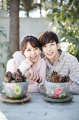 포토 JPG 주간 라이프스타일 부부 커플 여자 남자 행복 커플라이프 신혼부부 모션 어깨동무 휴식 함께함 미소 들기 사람 앉기 동양인 상반신 20대 성인 야외 두명 앞모습 컵 다정 한국인 솔방울 청년만 성인만 국내포토 자연요소 식기 감정 뷰포인트 포즈 컨셉 관계 표정 인종 청년 생활 신혼 파일형식