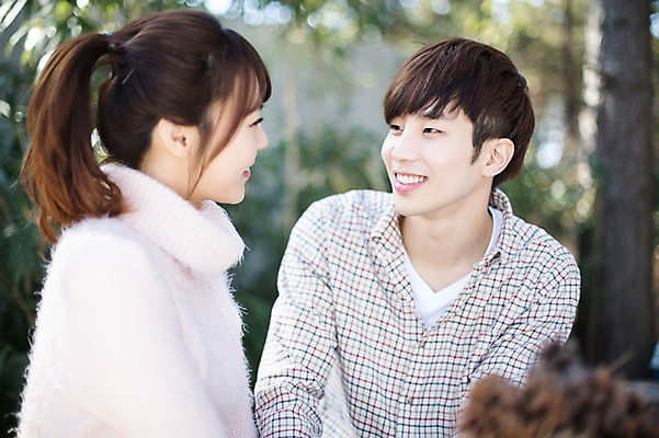 포토 JPG 주간 라이프스타일 부부 커플 여자 남자 행복 커플라이프 신혼부부 모션 휴식 함께함 미소 사람 앉기 동양인 상반신 20대 성인 야외 두명 앞모습 옆모습 마주보기 다정 한국인 청년만 성인만 국내포토 자연요소 감정 뷰포인트 컨셉 관계 표정 인종 청년 생활 신혼 파일형식