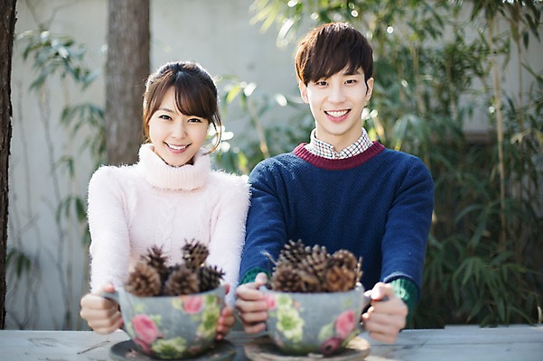 포토 JPG 주간 라이프스타일 부부 커플 여자 남자 행복 커플라이프 신혼부부 모션 휴식 함께함 미소 사람 앉기 동양인 손짓 상반신 20대 성인 야외 두명 앞모습 컵 다정 한국인 잡기 솔방울 청년만 성인만 국내포토 자연요소 식기 감정 뷰포인트 컨셉 관계 표정 인종 청년 생활 신혼 파일형식