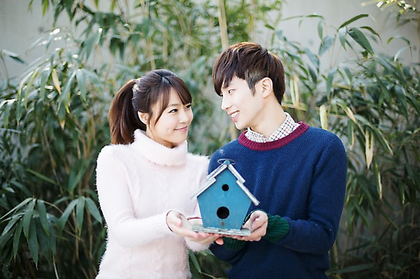 포토 JPG 주간 식물 라이프스타일 부부 커플 여자 남자 행복 커플라이프 신혼부부 모션 휴식 함께함 서기 미소 들기 사람 동양인 상반신 20대 성인 야외 두명 앞모습 마주보기 다정 한국인 대나무 청년만 성인만 국내포토 자연요소 나무 감정 뷰포인트 컨셉 관계 표정 인종 청년 생활 신혼 파일형식