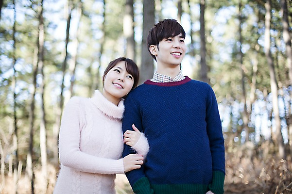 포토 JPG 주간 나무 식물 라이프스타일 부부 커플 응시 여자 남자 행복 커플라이프 신혼부부 안기 모션 휴식 함께함 서기 미소 사람 동양인 상반신 20대 성인 야외 두명 앞모습 팔짱 기댐 다정 한국인 청년만 성인만 국내포토 자연요소 시선 감정 뷰포인트 컨셉 관계 표정 인종 청년 생활 신혼 파일형식