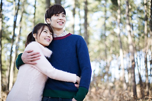 포토 JPG 주간 나무 라이프스타일 부부 커플 응시 여자 남자 행복 커플라이프 신혼부부 안기 모션 휴식 함께함 서기 미소 사람 동양인 상반신 20대 성인 야외 두명 앞모습 기댐 다정 한국인 청년만 성인만 국내포토 자연요소 식물 시선 감정 뷰포인트 컨셉 관계 표정 인종 청년 생활 신혼 파일형식