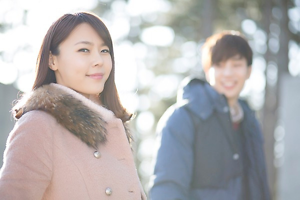 포토 JPG 주간 라이프스타일 부부 커플 응시 여자 남자 행복 커플라이프 신혼부부 모션 휴식 함께함 서기 미소 사람 동양인 상반신 20대 성인 야외 두명 옆모습 아웃포커스 다정 한국인 청년만 성인만 국내포토 자연요소 시선 감정 뷰포인트 컨셉 관계 촬영기법 표정 인종 청년 생활 신혼 파일형식