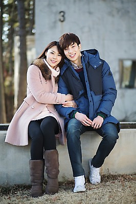 포토 JPG 주간 전신 라이프스타일 부부 커플 여자 남자 행복 커플라이프 신혼부부 안기 모션 휴식 함께함 미소 사람 앉기 동양인 20대 성인 야외 두명 앞모습 팔짱 기댐 다정 한국인 청년만 성인만 국내포토 자연요소 감정 뷰포인트 컨셉 관계 표정 인종 청년 생활 신혼 파일형식