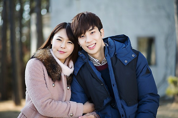 포토 JPG 주간 라이프스타일 부부 커플 여자 남자 행복 커플라이프 신혼부부 모션 휴식 함께함 미소 사람 앉기 동양인 상반신 20대 성인 야외 두명 앞모습 팔짱 기댐 다정 한국인 청년만 성인만 국내포토 자연요소 감정 뷰포인트 컨셉 관계 표정 인종 청년 생활 신혼 파일형식