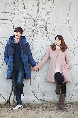 포토 JPG 주간 전신 라이프스타일 부부 커플 여자 남자 행복 커플라이프 신혼부부 모션 함께함 서기 미소 사람 동양인 20대 성인 야외 두명 앞모습 손잡기 기댐 다정 산책 한국인 덩굴 다리들기 청년만 성인만 국내포토 자연요소 식물 감정 뷰포인트 컨셉 관계 휴식 표정 인종 청년 생활 신혼 파일형식