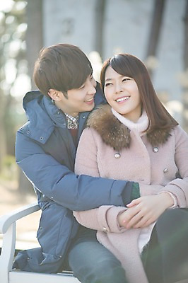 포토 JPG 주간 라이프스타일 부부 커플 여자 남자 행복 커플라이프 신혼부부 안기 모션 휴식 함께함 미소 사람 앉기 동양인 상반신 20대 성인 야외 두명 앞모습 다정 산책 한국인 백허그 청년만 성인만 국내포토 자연요소 감정 뷰포인트 컨셉 관계 포옹 표정 인종 청년 생활 신혼 파일형식