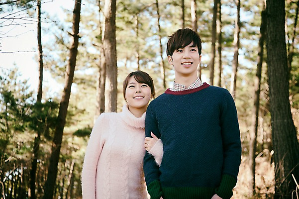 포토 JPG 주간 나무 식물 라이프스타일 부부 커플 여자 남자 행복 커플라이프 신혼부부 모션 함께함 서기 미소 사람 동양인 상반신 20대 성인 야외 두명 앞모습 팔짱 기댐 다정 산책 한국인 청년만 성인만 국내포토 자연요소 감정 뷰포인트 컨셉 관계 휴식 표정 인종 청년 생활 신혼 파일형식