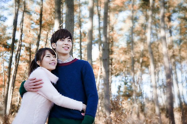 포토 JPG 주간 나무 식물 라이프스타일 부부 커플 응시 여자 남자 행복 커플라이프 신혼부부 안기 모션 휴식 함께함 서기 미소 사람 동양인 상반신 20대 성인 야외 두명 앞모습 다정 한국인 청년만 성인만 국내포토 자연요소 시선 감정 뷰포인트 컨셉 관계 표정 인종 청년 생활 신혼 파일형식