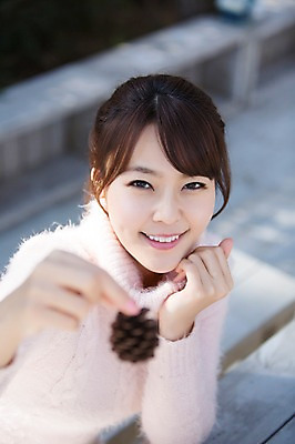 포토 JPG 주간 우먼라이프 라이프스타일 여자 모션 한명 미소 들기 사람 앉기 동양인 상반신 20대 성인 야외 앞모습 턱괴기 한국인 솔방울 청년만 청년여자만 청년여자한명만 성인여자한명만 국내포토 자연요소 1 뷰포인트 표정 인종 청년 생활 여자만 여자한명만 성인여자만 성인만 파일형식