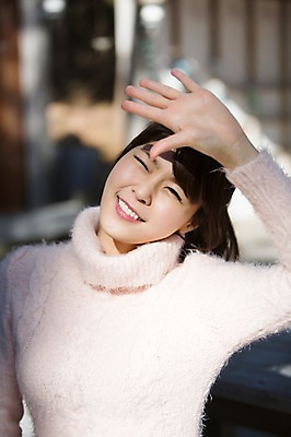 포토 JPG 주간 우먼라이프 라이프스타일 여자 모션 한명 서기 미소 사람 동양인 손짓 상반신 20대 성인 야외 앞모습 햇빛 한국인 가림 찡그림 눈부심 청년만 청년여자만 청년여자한명만 성인여자한명만 국내포토 자연요소 1 뷰포인트 표정 인종 청년 생활 태양 여자만 여자한명만 성인여자만 성인만 파일형식